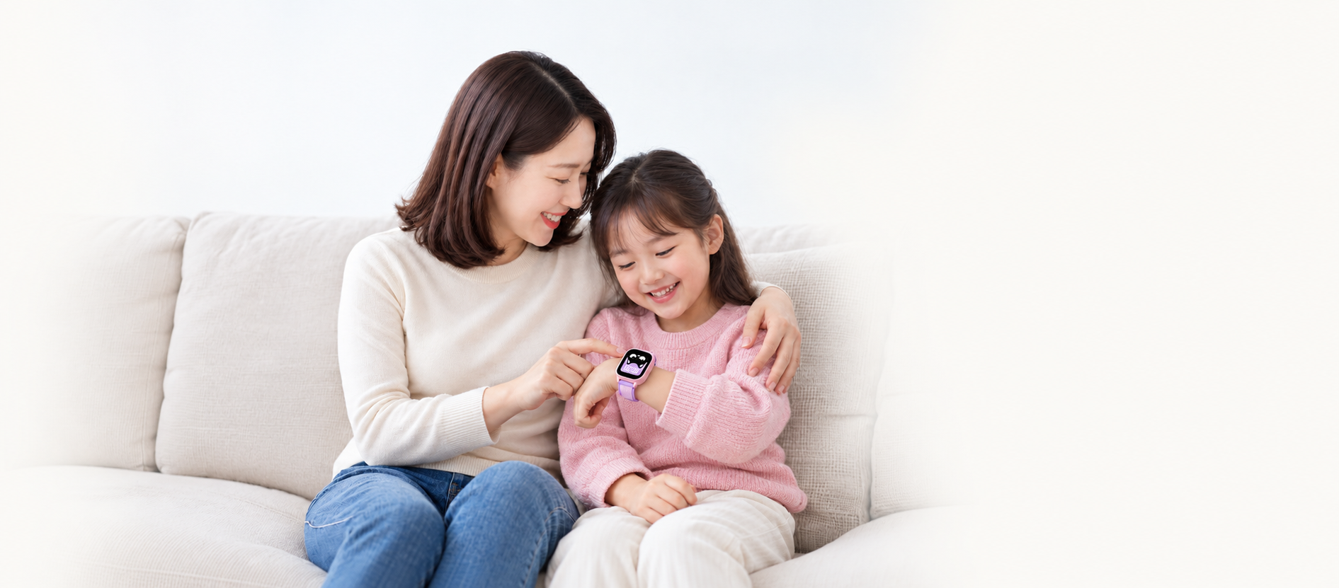 소파에 앉아 BERRY WATCH를 함께 살펴보는 아이와 보호자